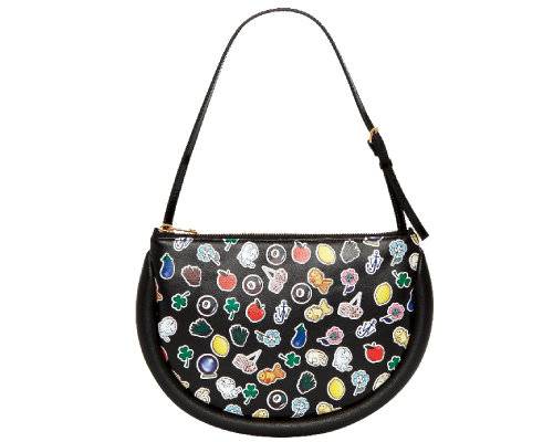 아기자기한 스티커를 붙인 듯한 디자인이 돋보이는 숄더백. 100만 원 JW앤더슨.