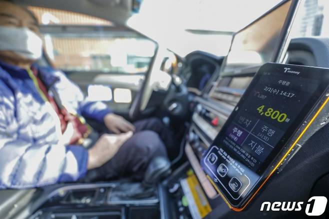 서울 중형택시 기본요금이 인상 적용된 지난 1일 오후 서울 중구 서울역 택시승강장에서 대기 중인 한 택시 미터기에 4800원으로 인상된 기본요금이 표시되고 있다. 서울 중형택시 기본요금이 이날 오전 오전 4시부터 3천800에서 4천800원으로 1천원(26%) 인상됐다. 기본 거리는 2㎞에서 1.6㎞로 400m 줄어들었다. 거리 요금은 132m당 100원에서 131m당 100원으로, 시간 요금은 31초당 100원에서 30초당 100원으로 각각 조정됐다. /사진=뉴스1