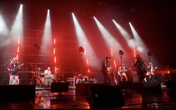 이다온은 지난 2월 24일 YB 공연 게스트로 서기도 했다.