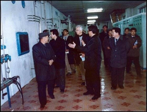 2004년 처음으로 북한을 방문한 핵무기 연구 권위자 시그프리드 헤커(왼쪽 네째) 박사가 영변의 냉각수 시설을 둘러보고 있다. 북한 관계자가 사용후핵연료를 제거한 사실을 설명하고 있다. 사진 시그프리드 헤커 박사 제공