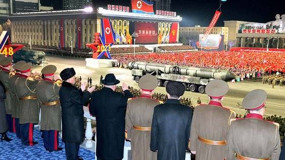 지난달 8일 북한이 건군절(인민군 창건일) 75주년을 기념해 평양 김일성광장에서 개최한 열병식 당시 모습. 연합뉴스