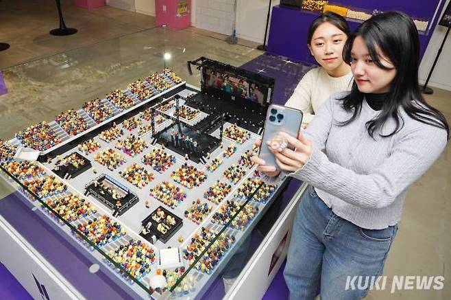 2일 오전 서울 강남구 일상비일상의틈byU+에서 레고코리아가 '레고 BTS Dynamite 팝업스토어'를 열고 모델들이 레고 BTS 콘서트 디오라마를 선보이고 있다.