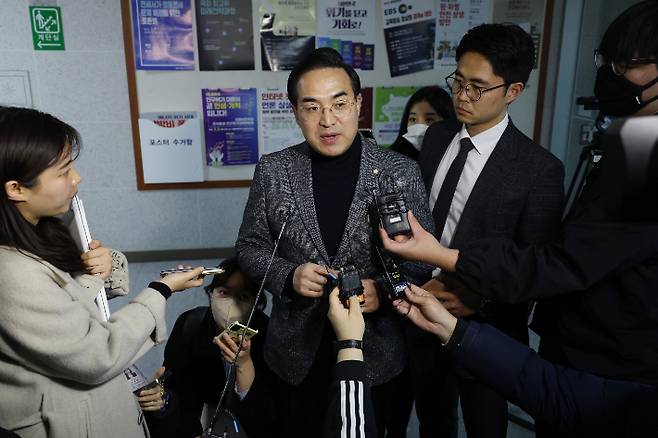 취재진 질문 답하는 박홍근 원내대표. 연합뉴스