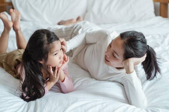 아이는 부모가 표현하는 감정을 그대로 자신의 감정으로 받아들인다는 연구 결과가 나왔다. ‘부모는 아이의 거울’이라는 말을 증명한 연구로 평가받고 있다. 펙셀즈 제공