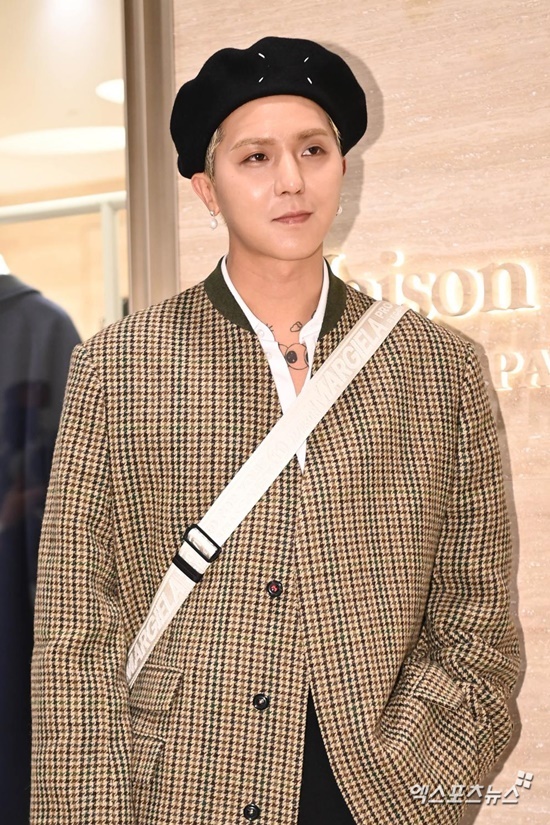 WINNER Song Min-ho is starting his alternative service as a social worker from the 24th of the following day, and his interest in alternative service is gathering attention.24 Days Song Min-ho will start alternative service as a social worker.On the second day, YG Entertainment, a subsidiary company, asked for encouragement for Song Min-ho, saying, There will be no separate on-site events to prevent safety accidents caused by congestion.Song Min-ho got off at JTBCs Peak Time, which was broadcast on the 22nd of last month. Song Min-ho mentioned Enlisted because he had to go.Song Min-ho said, I am going to leave for about two years, and I will look forward to seeing what kind of friend will come up and threaten my position.YG Entertainment did not disclose Song Min-hos reason for working as a social worker.As a result of this speculation, Channel A Oh Eun Youngs Golden Counseling Center, in which Song Min-ho appeared in the past, is being mentioned again.Song Min-ho said he has been suffering from Panic disorder and bipolar disorder since the end of 2017, saying, I went to the hospital until I fell and died.He started to show symptoms when he appeared in New Western Jukki and Kang Restaurant and started to make great success with his first solo song Anakne.At the time, Song Min-ho said, Its hard sometimes to watch TV or eat rice, he said. I would like to talk to a friend and see how it is possible to hear a story about a friend going to work and watching a movie.Oh Eun Young said, Song Min-ho is anxious that creativity and artistry, the source of joy, will disappear. I am worried about these characteristics.In particular, Song Min-ho, who suffered his fathers death last year, told his SNS afterwards, The older you get, the more experience you get, the more you overcome failures, the more people around you get married, the more you like food you can not eat, The house is the most comfortable, but the loneliest, and the more choices I have, sometimes I want to cry like a baby and give up. On the other hand, Song Min-ho became the third WINNER Enlisted member. Kim Qiao Zhenyu, Lee Seung-hoon was released last year.Following the Enlisted Song Min-ho in 1993, Kang Seung-yoon, the youngest person born in 1994, is also ahead of Enlisted.Photos: DB, Channel A, Song Min-ho