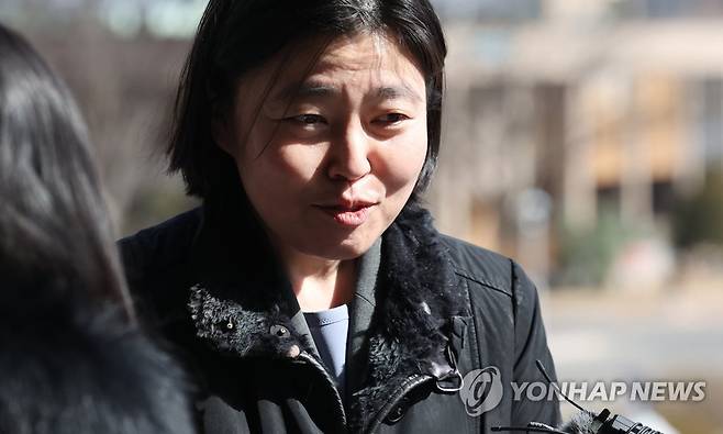 질문에 답하는 임은정 검사 (과천=연합뉴스) 최재구 기자 = 임은정 부장검사가 2일 과천 법무부에서 열린 검사적격심사위원회에 참석하며 취재진의 질문에 답하고 있다. 2023.3.2 jjaeck9@yna.co.kr