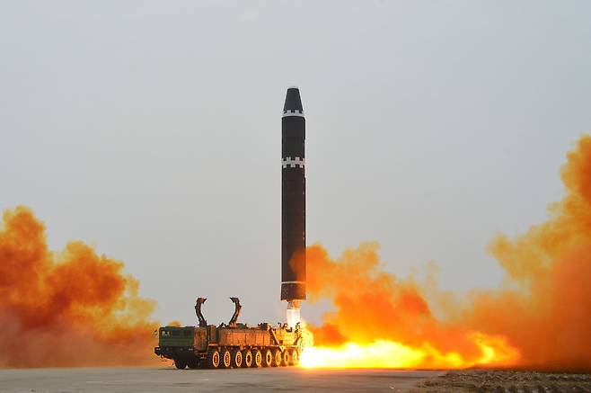북한 대륙간탄도미사일(ICBM) '화성-15형'. 발사장면./노동신문 뉴스1