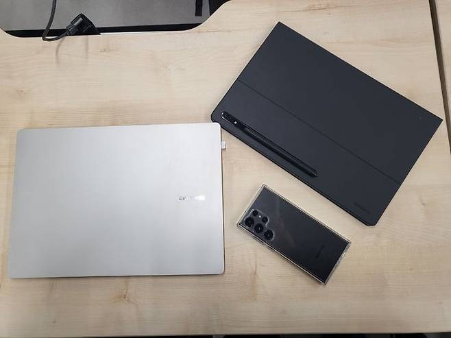 (왼쪽부터) 갤럭시북3프로와 갤럭시탭S8울트라, 갤럭시S23울트라.ⓒ데일리안 남궁경 기자