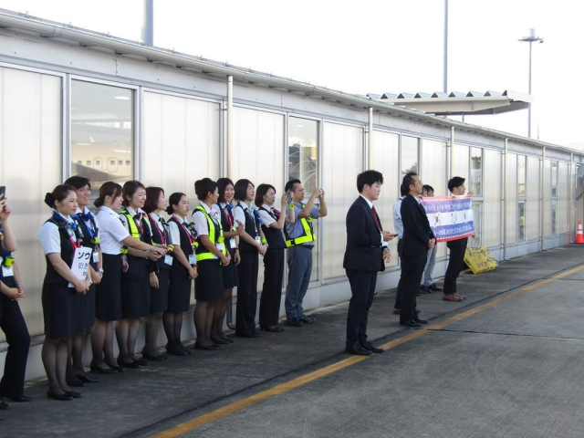 2019년 9월 18일 일본 이바라키 공항 관계자들이 이바라키 공항에서 이스타항공 및 한국 관계자들을 배웅하고 있다. 현수막에는 “그동안 고마웠고, 또 만나길 바란다”라는 염원을 담았다. 독자 제공