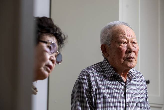 김주삼(86, 오른쪽) 씨 부부가 2023년 2월20일 경기도 고양시 자택에서 부인 이승자씨와 힘겨웠던 삶을 이야기하고 있다.