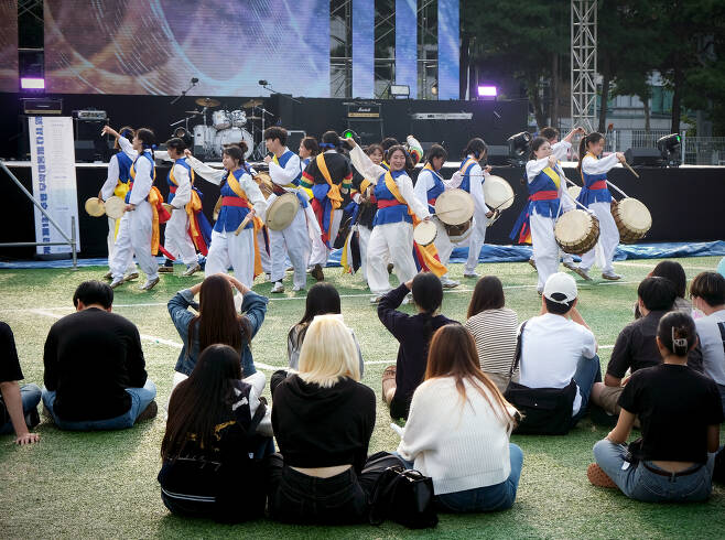 A group of students from the Samulnori Club performs at Yonsei University’s Muak Festival on Thursday. [ALLAND DHARMAWAN]