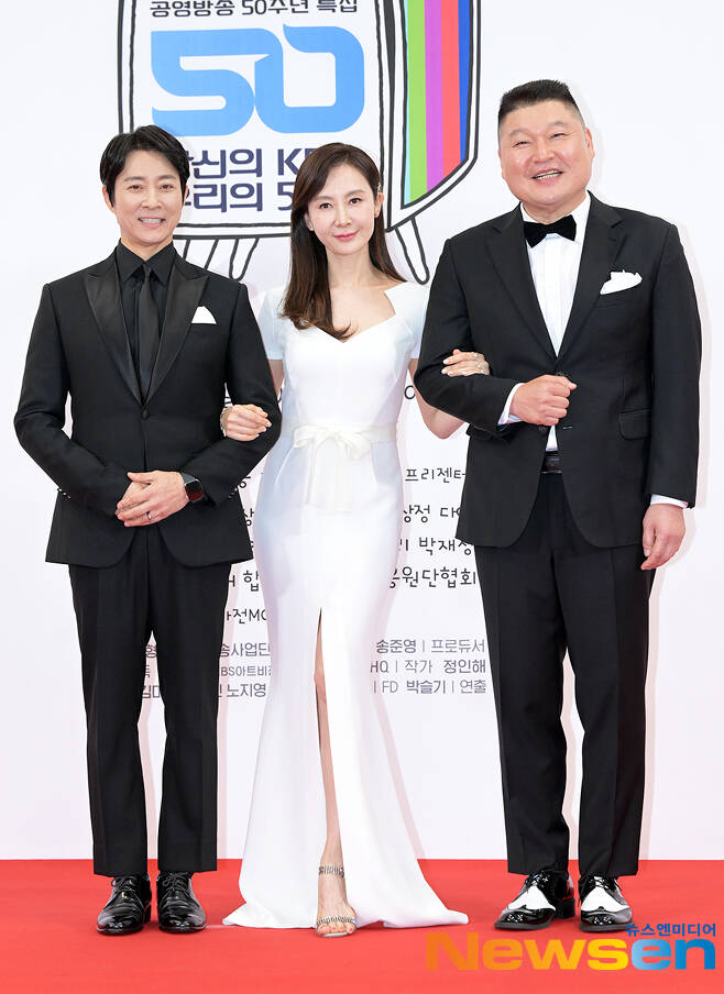Choi Soo-jong, Chae Shi-ra, and Kang Ho-dong are posing for the 50th anniversary special feature Your KBS, Our 50th Year red carpet photo wall held at Yeouido KBS, Yeongdeungpo-gu, Seoul on March 3rd.