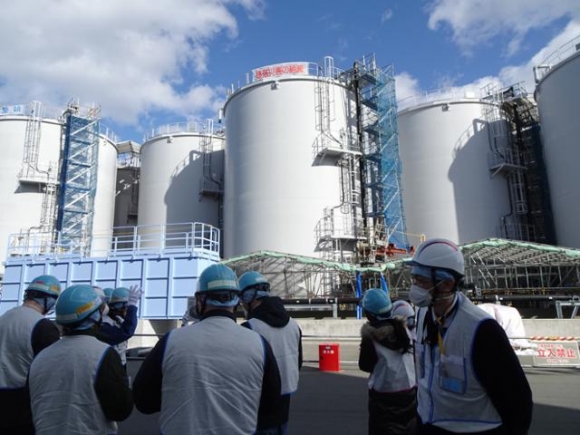 후쿠시마 원전 오염수 방류 임박 - 도쿄전력 관계자들이 지난 2일 후쿠시마 제1원자력발전소에서 외신 기자들에게 오염수 저장탱크를 설명하고 있다. 후쿠시마= 연합뉴스