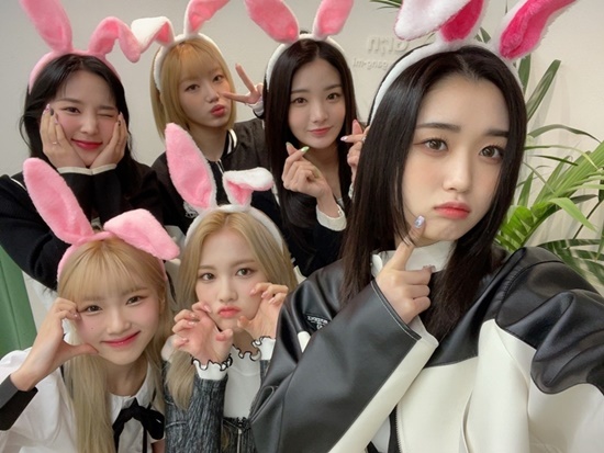 The group Trivi (TRI.BE) has turned into a cute rabbit.trivi released a self show on the 3rd on the way to KBS  ⁇  Music Bank  ⁇ .In the photo, a trivi wearing a cute rabbit headband and a colorful expression was drawn in the harebrain sun. From the hand heart to the calyx, six different colors of six people were attracted by their different charms.Especially in the morning, trivi was impressed with the splendid beauty without any swelling. The rabbit headband and trivis lovely mood met and showed the sincerity of the fan service.Trivi will perform the title song  ⁇ WE ARE YOUNG ⁇  of the second Mini album  ⁇ W.A.Y (Wei) ⁇  on  ⁇ Music Bank ⁇  which will be broadcast on this day.The new song  ⁇ WE ARE YOUNG ⁇  is a techno pop genre that combines the upbeat style that was popular in the 2000s with a heavy and concise drum and morphing Vinyl sound. It is full of dignified etitude, addictive performance, and trivis millennium sensibility. I will fill the stage.Photo: TR Entertainment