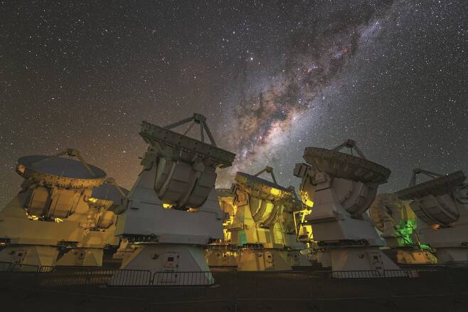 EHT 중 하나인 칠레 차난토르고원 고도 5000미터에 있는 아타카마 대형 밀리미터 집합체(ALMA) 망원경./에코리브르