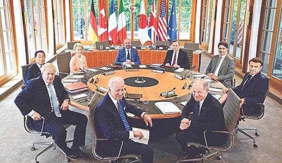 지난해 6월 26일 독일 엘마우성에서 열린 G7 정상회의에 참석한 당시 각국 정상들. 왼쪽부터 시계 방향으로 기시다 후미오 일본 총리, 우르줄라 폰데어라이엔 EU 집행위원장, 샤를 미셸 EU 정상회의 상임의장, 마리오 드라기 이탈리아 총리, 저스틴 트뤼도 캐나다 총리, 에마뉘엘 마크롱 프랑스 대통령, 올라프 숄츠 독일 총리, 조 바이든 미국 대통령, 보리스 존슨 전 영국 총리. AP=연합뉴스