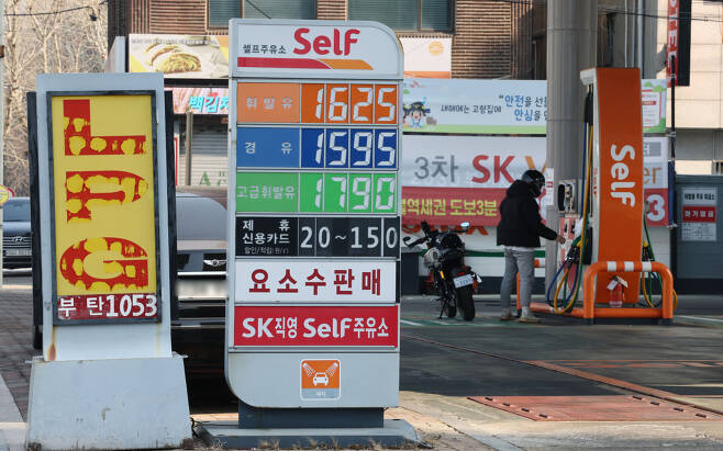 지난달 24일 서울 시내의 한 LPG, 주유소 앞에 설치된 가격 표시판. [연합]