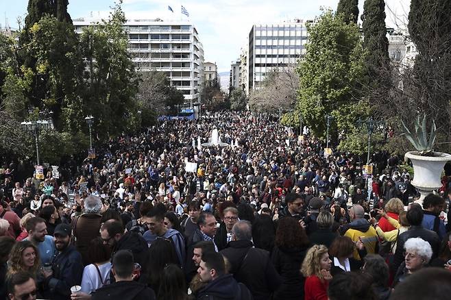 그리스 아테네 신타그마 광장에 5일(현지시간) 시위대가 모여 철도 사고에 대한 정부와 철도회사의 책임을 규탄했다. 이들이 든 현수막에는 ‘인간의 실수 문제가 아니었다’고 적혀 있다. AP연합뉴스