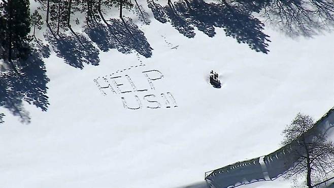 캘리포니아 폭설에 갇힌 주민이 눈밭에 남긴 구조요청 신호 [KABC 지역방송 캡처. 재판매 및 DB 금지]