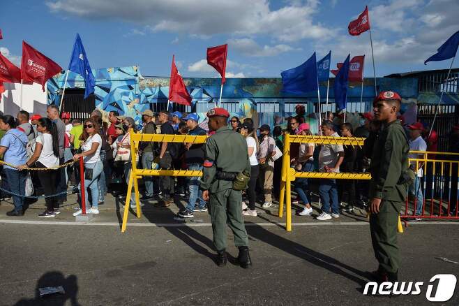 5일(현지시간) 베네수엘라 카라카스에서 열린 우고 차베스 전 대통령 10주기 기념행사에서 참여자들이 행진하고 있다. ⓒ AFP=뉴스1 ⓒ News1 박재하 기자