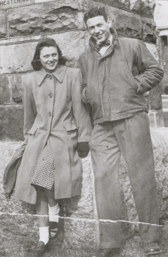 1940년대 펜실베이니아 학부 시절의 폴 버그(오른쪽)와 당시 약혼녀 밀드레드 레비(2021년 작고). 고교시절 아르바이트 일터에서 만난 둘은 1947년 결혼해 1남을 낳고 해로했다. 가족사진, nih.gov