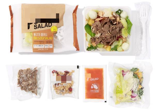 온라인으로 구매한 샐러드 제품 1개당 배출되는 쓰레기는 진공포장 비닐 등 최소 5~6개다. 사진은 박모씨가 주문한 샐러드 1회분의 포장 모습. /사진=다이어트 식품 업체 홈페이지 캡처