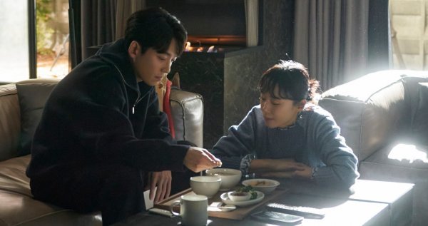 tvN ‘일타스캔들’이 정경호·전도연(왼쪽부터) 등의 호연에 힘입어 인기 속에 막을 내렸으나 ‘용두사미’ 결말이라는 아쉬움을 샀다. 사진제공｜tvN