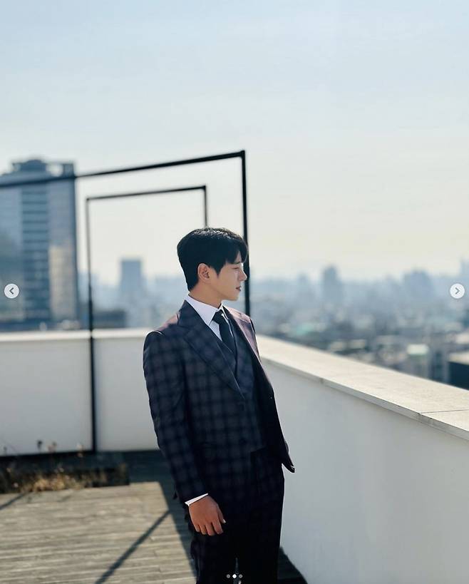 Hwang Chi-yeul posted three photos on his instagram on the 6th.In the photo, Hwang Chi-yeul was wearing a plaid suit on the roof and putting his hand in one pocket.Hwang Chi-yeul captivated The Earrings of Madame de... with a sleek jawline and high snout.On the other hand, Hwang Chi-yeul has appeared on Channel A entertainment program Travel Designers.