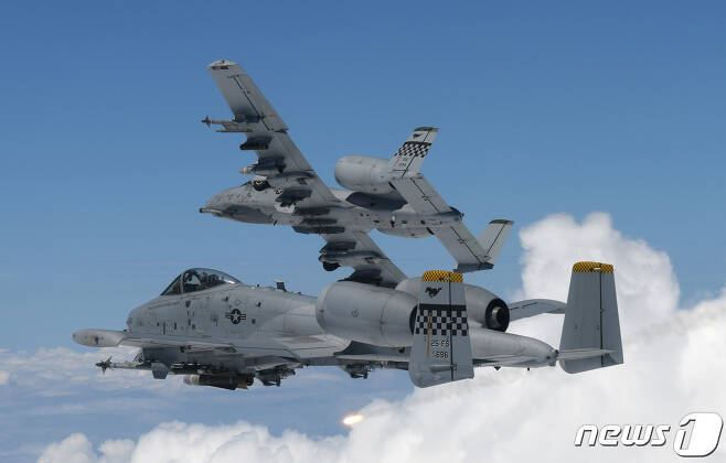 한미 공군은 6일부터 10일까지 오산기지에서 연합작전 수행능력 강화를 위해 대대급 연합 공중훈련인 쌍매훈련을 올해 처음으로 실시한다. 사진은 작년 8월 진행된 쌍매훈련에 참가한 美 공군 A-10 공격기가 임무 공역으로 이동하는 모습. (공군 제공) 2023.3.6/뉴스1