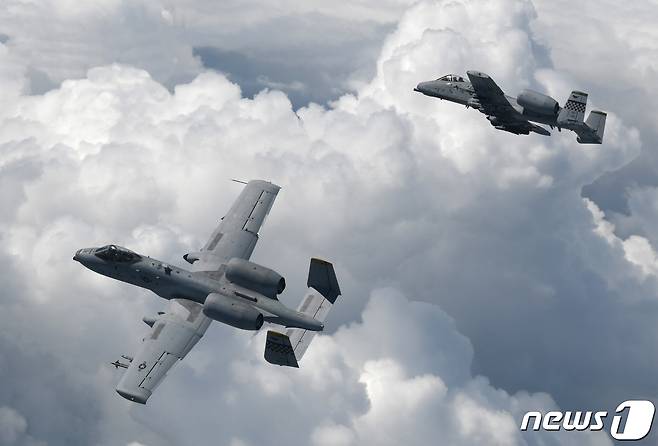 한미 공군은 6일부터 10일까지 오산기지에서 연합작전 수행능력 강화를 위해 대대급 연합 공중훈련인 쌍매훈련을 올해 처음으로 실시한다. 사진은 작년 8월 진행된 쌍매훈련에 참가한 美 공군 A-10 공격기가 임무 공역으로 이동하는 모습. (공군 제공) 2023.3.6/뉴스1