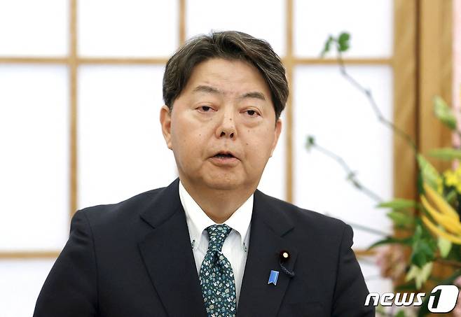 6일 일본 도쿄에서 하야시 요시마사 일본 외무상이 기자회견을 열고 한국의 강제 징용 해법에 대한 입장을 발표하고 있다. ⓒ 로이터=뉴스1 ⓒ News1 권진영 기자