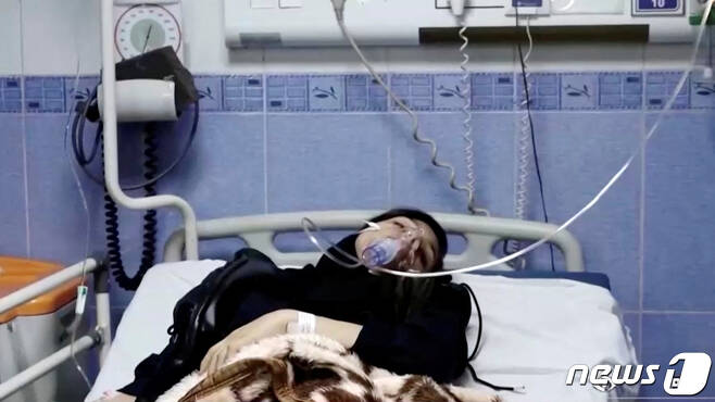 독극물 중독 신고를 한 여성이 이란의 한 병원에서 치료를 받고 있다. 사진은 3월2일 비디오 이미지 캡처. 최근 몇달간 이란에서는 많은 학교에서 주로 여학생들이 독극물에 중독되는 사건이 벌어지고 있다. ⓒ 로이터=뉴스1 ⓒ News1 권영미 기자