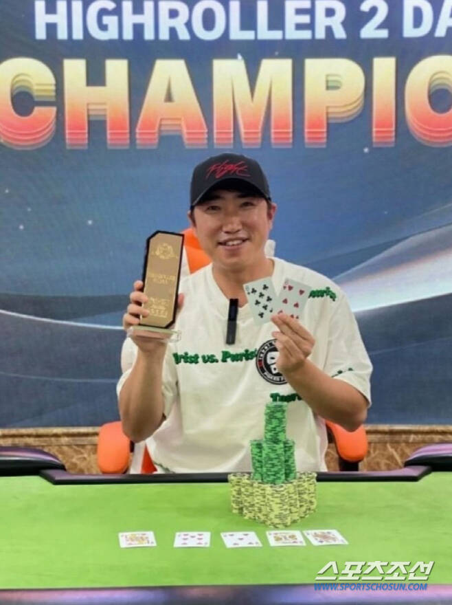 Its not a setup, its a true story.Comedian Jang Dong-min won the Fokker tournament in Danang, Vietnam and won a prize money of 50 million won.Jang Dong-min participated in the Asian Fokker Championship (APC) high roller division from 27th of last month to 5th of March and won the championship.The participation fee for this tournament is about 3.6 million won, and Jang Dong-min is ranked first and receives the first prize money of about 50 million won.Players from various nationalities, including South Korea, Vietnam, the Philippines and Poland, participated in the APC series, while photos of Jang Dong-min smiling brightly with the championship trophy were posted on the official SNS.On the other hand, Jang Dong-min has won the TVN The Genius season 3 and the season 4, which is the character of the kings king.The fans responded that Genius and Brain rotation are different, and they are strong in practice.Jang Dong-min married a 6-year-old non-celebrity and had a daughter.