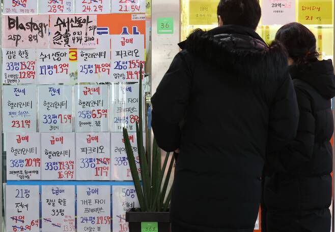 지난달 26일 서울 한 부동산 중개업소에 붙은 매물 정보들. / 연합뉴스