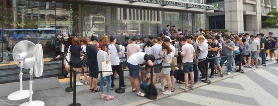 수제버거 전문점인 쉐이크쉑은 16일 오전 강남점에서 100호점 오픈을 기념하여 버거 100개를 무료로 나눠줬다.