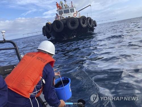 필리핀 중부 오리엔탈 민도로 해역에서 유출된 기름을 채취 중인 해안경비대원  [AP=연합뉴스 자료사진. 재판매 및 DB 금지]