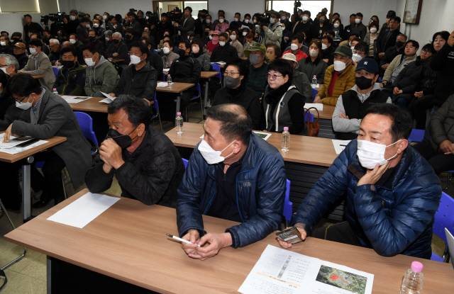 ▲ 강원특별자치도 신청사 및 행정복합타운 관련 주민설명회가 7일 동춘천농협에서 열려 주민들이 설명을 듣고 있다. 김정호