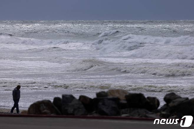 1일(현지시간) 미국 캘리포니아주 엔시니터스 앞 바다에 파도가 몰아치고 있다. 2023.03.01. ⓒ 로이터=뉴스1 ⓒ News1 김성식 기자