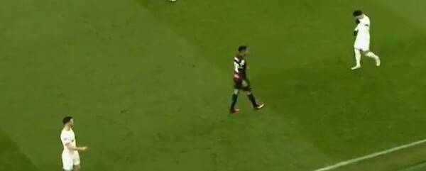 손흥민(왼쪽 세 번째)이 수비를 끝낸 후에야 터덜터덜 복귀하는 이반 페리시치(첫 번째). ⓒSPOTV NOW 중계화면 캡처