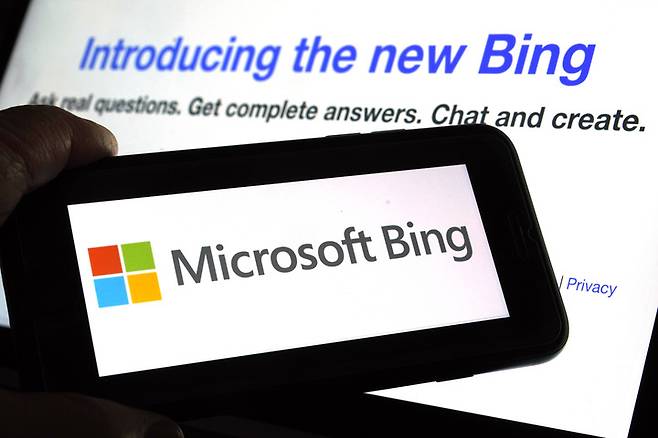[워싱턴=AP/뉴시스] 7일(현지시간) 마이크로소프트(MS)는 전세계를 강타하고 있는 오픈AI의 인공지능(AI) 챗봇 '챗GPT' 기술을 적용한 자사 검색 엔진 빙(Bing)의 새로운 버전을 발표했다.  *재판매 및 DB 금지