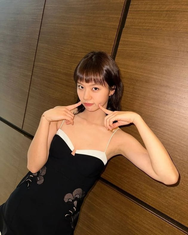 The actor Lee Hye-Ri shared the routine.Lee Hye-Ri posted a photo on the 9th with an article titled Hyemiri Yechepa. The photo released showed Hyeri.Hyeri is wearing a black-and-white mini dress that reveals her shoulders.Hyeri will appear on Hyemiri Yechaepa, which will premiere on the 12th.