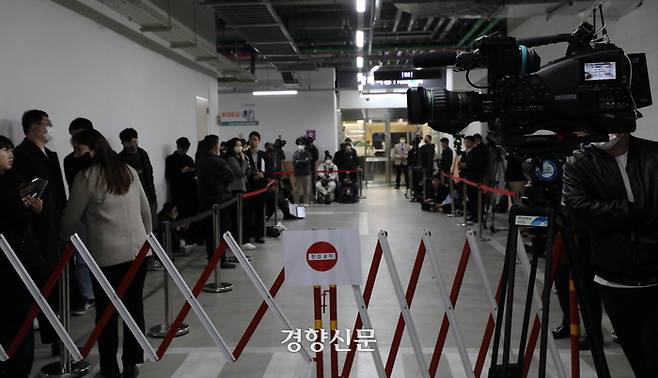 이재명 더불어민주당 대표의 경기도지사 시절 초대 비서실장 전모씨의 빈소가 마련된 경기도 성남시의료원 장례식장 입구에서 10일 취재진들이 조문 예정인 이재명 대표를 기다리고 있다. |김창길기자