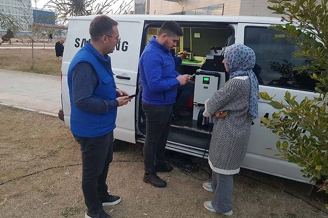 [서울=뉴시스]튀르키예 지진 피해 지역주민들이 삼성전자에 휴대폰 점검을 의뢰하고 있다. (사진 = 삼성전자) 2023.3.9. photo@newsis.com *재판매 및 DB 금지