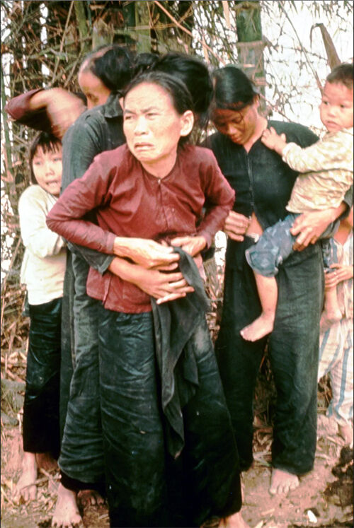 미군이 촬영한 1968년 3월 16일 베트남 미라이 마을의 주민들. 이들은 촬영 직후 모두 미군에 사살된 것으로 알려졌다.