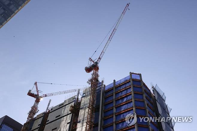 타워크레인 기사 월례비 요구 시 면허 정지 (서울=연합뉴스) 서대연 기자 = 정부가 타워크레인 월례비를 요구하는 기사에게 면허 정지 처분을 내리기로 했다.
국토부는 21일 발표한 '건설현장 불법·부당행위 근절대책'에서 건설사가 관행적으로 타워크레인 조종사에게 급여 외 별도로 지급하는 '월례비'를 부당금품으로 명시하고 이를 받는 기사에게 면허 정지·취소 제재를 가할 방침이라고 밝혔다. 사진은 이날 서울 시내 한 공사현장의 타워크레인. 2023.2.21 dwise@yna.co.kr