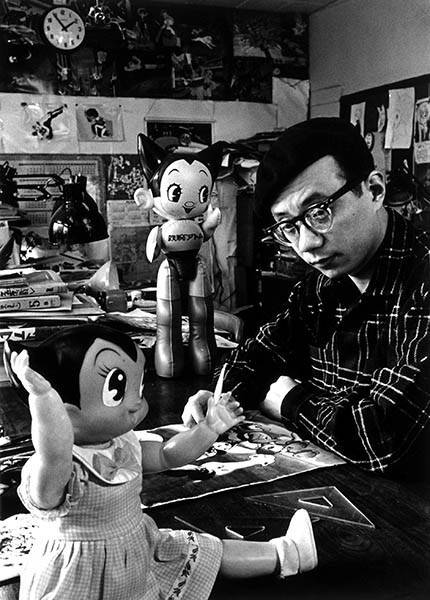 데즈카 오사무 감독이 1960년대 ‘무시프로덕션 아니메 제작실’에서 그림 그리는 모습. 데즈카 오사무 공식 누리집
