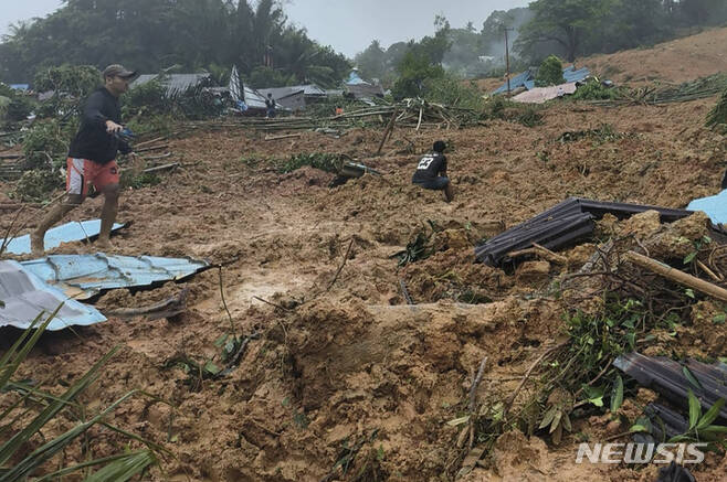 [세라산=AP/뉴시스] 인도네시아 국가재난관리청(BNPB)이 공개한 사진에 6일(현지시간) 나투나 제도 세라산섬의 마을에서 집중호우로 인한 산사태가 발생했으며 구조대가 실종자를 수색하고 있다. 2023.03.07