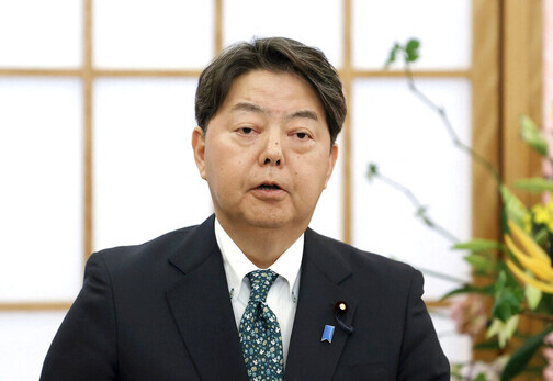 하야시 요시마사 일본 외무상이 지난 6일 도쿄에서 일제강점기 강제징용 피해자 배상문제에 관한 한국 정부의 해결책 발표와 관련해 기자회견을 하고 있다. 도쿄/로이터 연합뉴스
