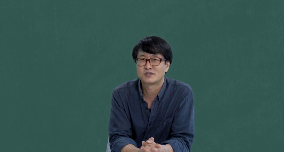 만화 '검정 고무신'으로 유명한 이우영(51) 작가가 지난 11일 자택에서 숨진 채 발견됐다. 사진은 이우영 작가 생전 모습. [사진=유튜브=오상익의 어서옵쇼]