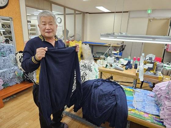 지난달 27일 서울 동대문구 답십리에 있는 이랜드 ‘스피드 오피스’에서 협력업체 쁘뗀느의 이덕희 대표가 스웨터 만드는 방식을 설명하고 있다. 최선을 기자
